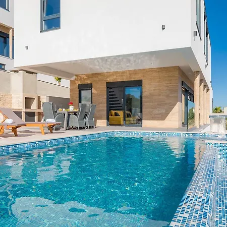 Luxury White Pearl With Pool Willa *